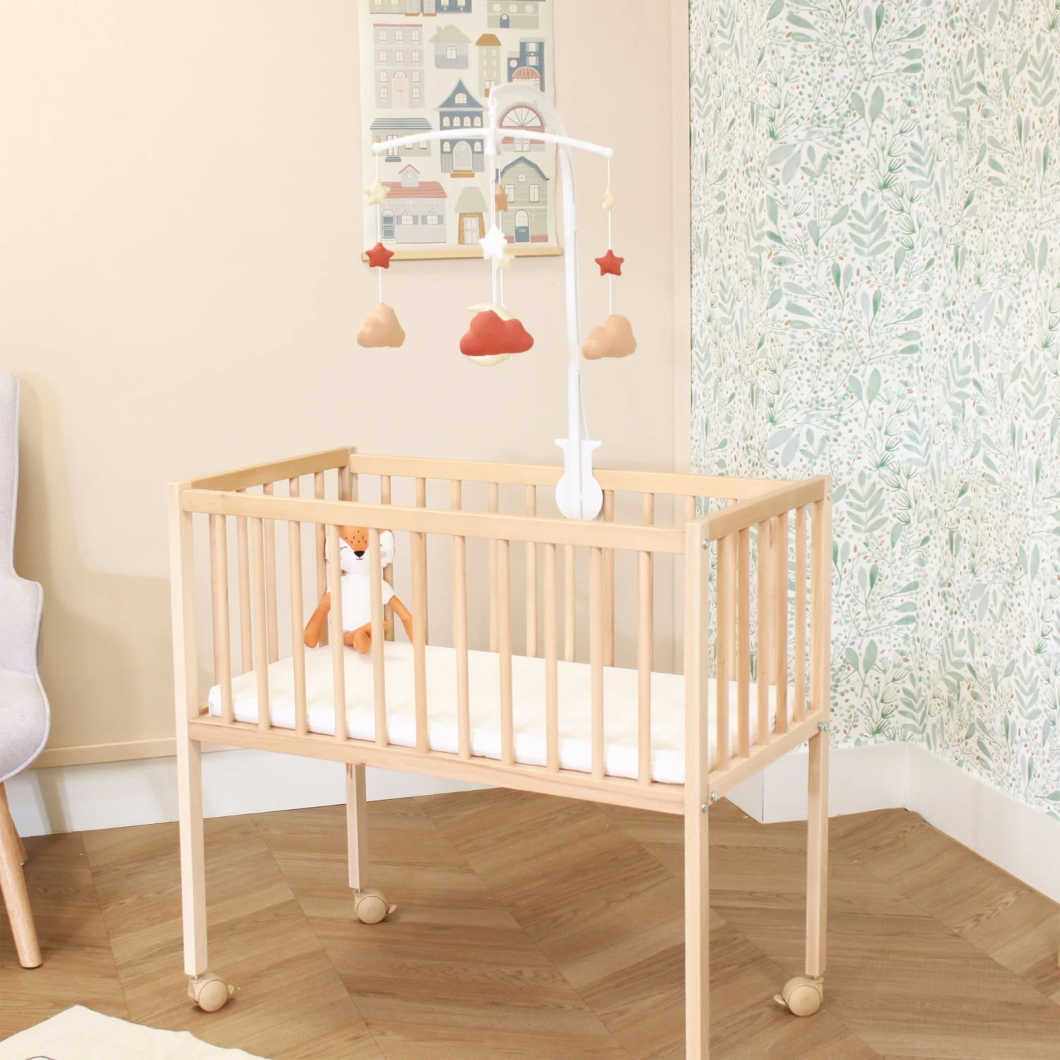 Berceau Bois Massif Verni Avec Roues Et Matelas 80x40 4 Berceau Bois Massif Verni Avec Roues Et Matelas 80x40 – Image 2