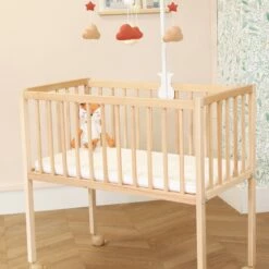 Berceau Bois Massif Verni Avec Roues Et Matelas 80x40 13 Berceau Bois Massif Verni Avec Roues Et Matelas 80x40 -Doublures De Lit Soldes 2024 berceau ambiance 2