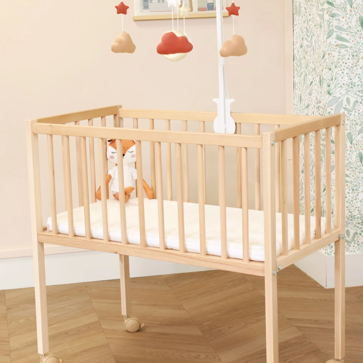 Berceau Bois Massif Verni Avec Roues Et Matelas 80x40 6 Berceau Bois Massif Verni Avec Roues Et Matelas 80x40 – Image 4