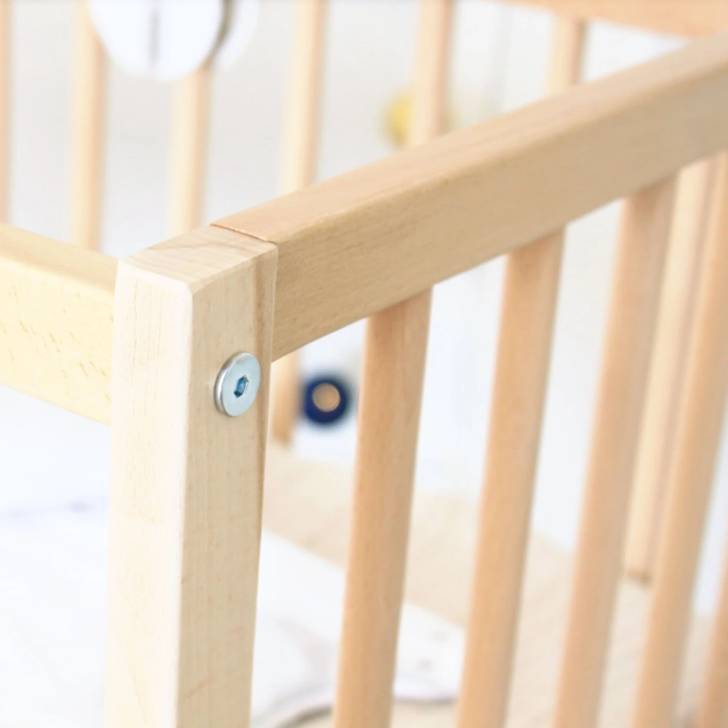 Berceau Bois Massif Verni Avec Roues Et Matelas 80x40 9 Berceau Bois Massif Verni Avec Roues Et Matelas 80x40 – Image 7