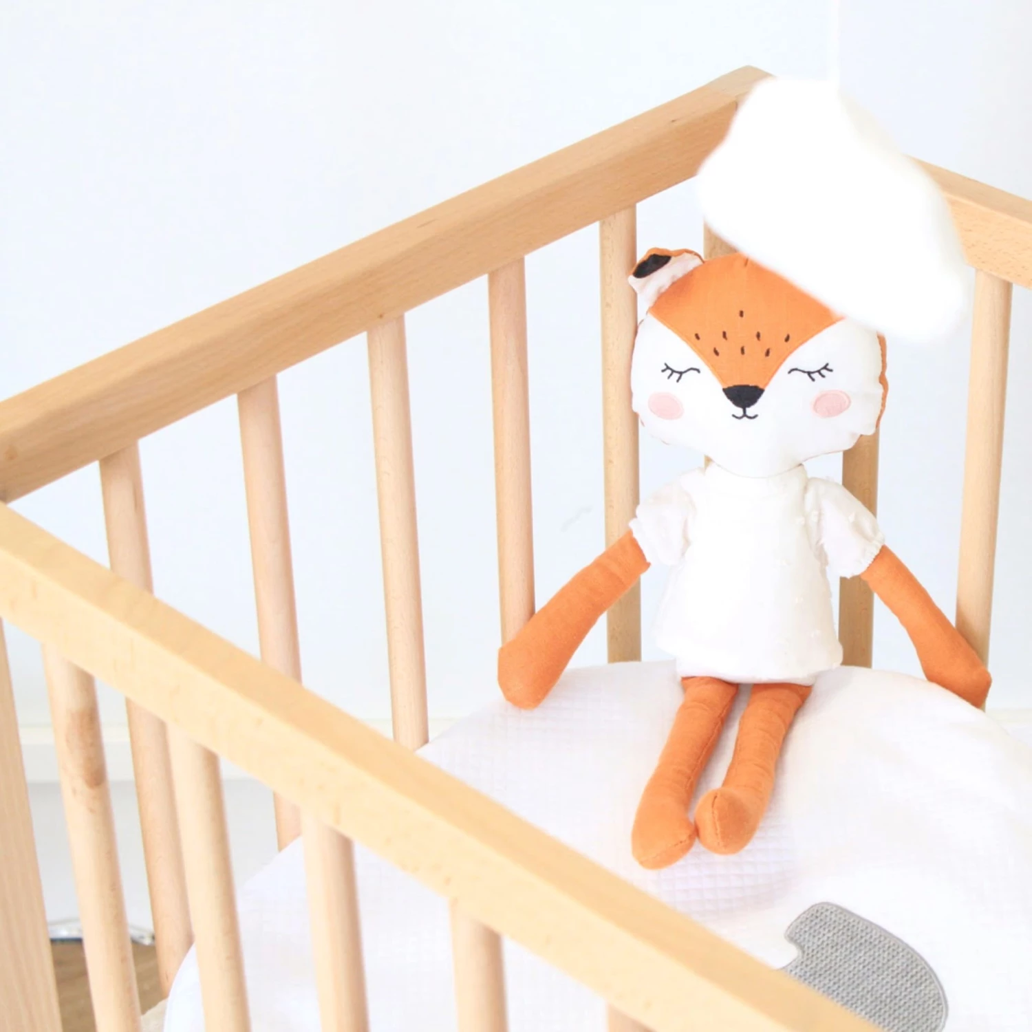 Berceau Bois Massif Verni Avec Roues Et Matelas 80x40 10 Berceau Bois Massif Verni Avec Roues Et Matelas 80x40 – Image 8