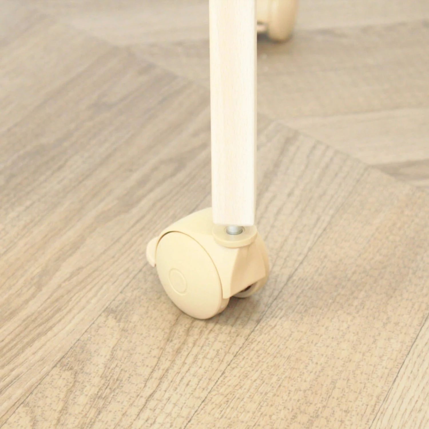 Berceau Bois Massif Verni Avec Roues Et Matelas 80x40 8 Berceau Bois Massif Verni Avec Roues Et Matelas 80x40 – Image 6