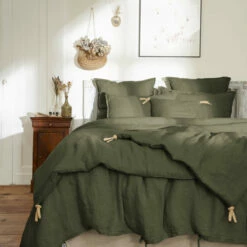 Couvre-lit à Nouettes Lin Lavé 30 Couvre-lit à Nouettes Lin Lavé -Doublures De Lit Soldes 2024 bout de lit lin kaki ambiance