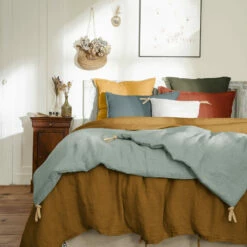 Couvre-lit à Nouettes Lin Lavé 33 Couvre-lit à Nouettes Lin Lavé -Doublures De Lit Soldes 2024 bout de lit lin vert ambiance