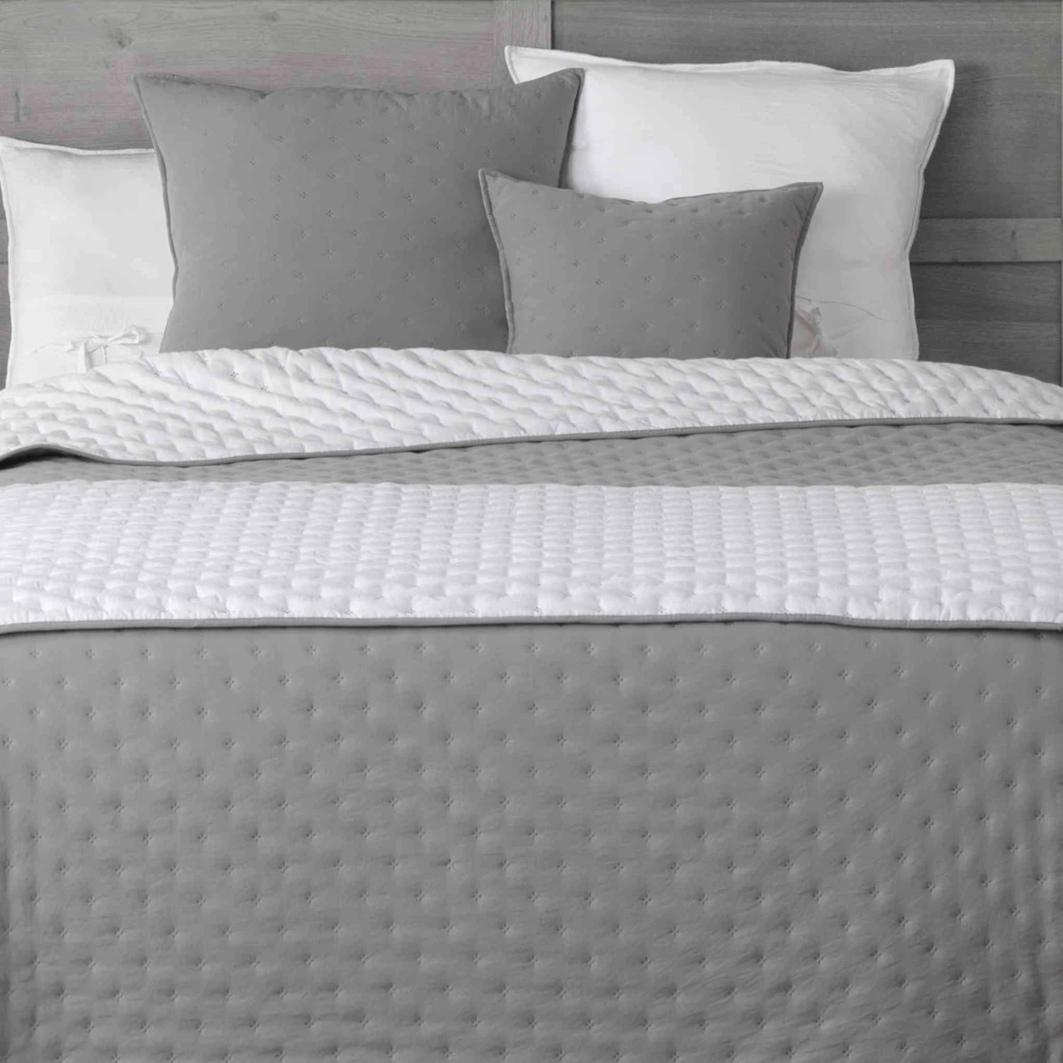 Couvre-lit Microfibre Matelassé Mellow Chic Gris Et Blanc 4 Couvre-lit Microfibre Matelassé Mellow Chic Gris Et Blanc – Image 2