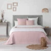 Couvre-lit Microfibre Matelassé Mellow Chic Rose Et Blanc 1 Couvre-lit Microfibre Matelassé Mellow Chic Rose Et Blanc -Doublures De Lit Soldes 2024 couvre lit mellow rose blanc