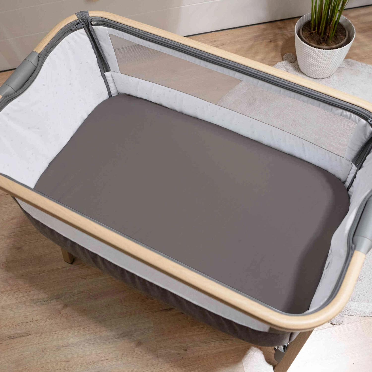 Lot De 2 Draps Housses Bébé Jersey Bio Blanc Et Taupe 4 Lot De 2 Draps Housses Bébé Jersey Bio Blanc Et Taupe – Image 2