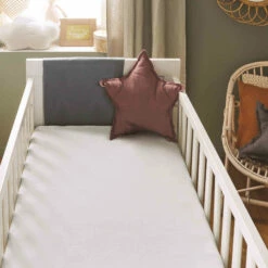 Lot De 2 Draps Housses Bébé + Alèses 2 En 1 Coton Imperméable Blanc 7 Lot De 2 Draps Housses Bébé + Alèses 2 En 1 Coton Imperméable Blanc -Doublures De Lit Soldes 2024 draphoussealeseblancambiance 4