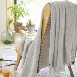 Plaid Gaze De Coton à Franges Gris 10 Plaid Gaze De Coton à Franges Gris -Doublures De Lit Soldes 2024 gaia gris amb 2 plaid