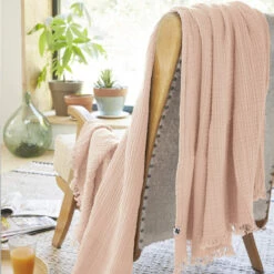 Plaid Gaze De Coton à Franges Rose 10 Plaid Gaze De Coton à Franges Rose -Doublures De Lit Soldes 2024 gaia rose amb 2 plaid