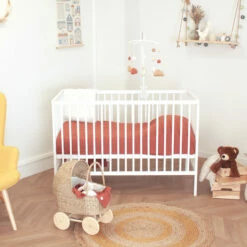 Lit Bébé à Barreaux En Bois Massif Avec Sommier Réglable En Hauteur 120x60 21 Lit Bébé à Barreaux En Bois Massif Avec Sommier Réglable En Hauteur 120x60 -Doublures De Lit Soldes 2024 lit b b barreaux ambiance 1 1