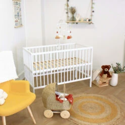 Lit Bébé à Barreaux En Bois Massif Avec Sommier Réglable En Hauteur 120x60 24 Lit Bébé à Barreaux En Bois Massif Avec Sommier Réglable En Hauteur 120x60 -Doublures De Lit Soldes 2024 lit b b barreaux ambiance 5 1
