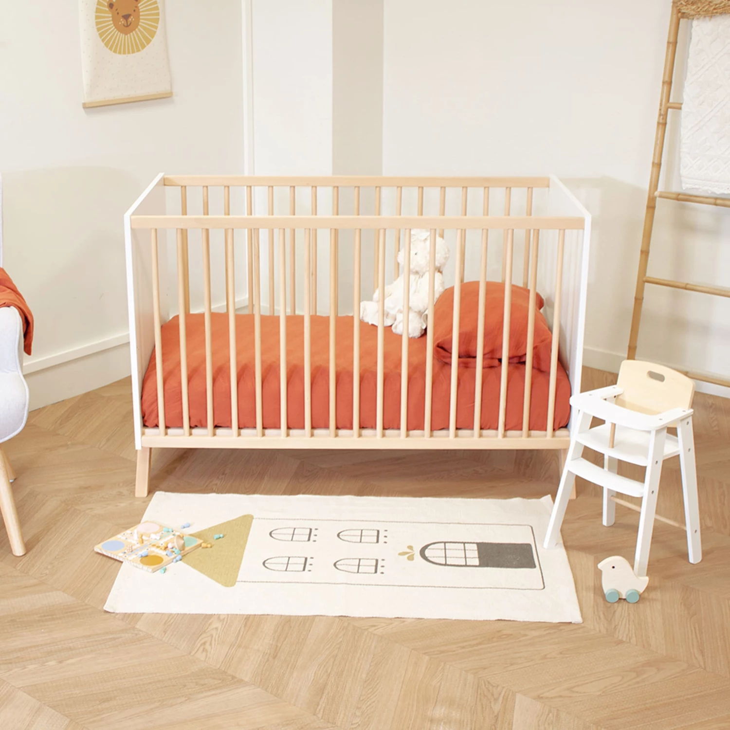 Lit Bébé En Bois Massif Blanc Et Naturel Style Scandinave 60x120 4 Lit Bébé En Bois Massif Blanc Et Naturel Style Scandinave 60x120 – Image 2