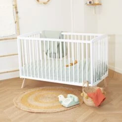 Lit Bébé En Bois Massif Blanc Avec Sommier Réglable En Hauteur 60x120 19 Lit Bébé En Bois Massif Blanc Avec Sommier Réglable En Hauteur 60x120 -Doublures De Lit Soldes 2024 lit theresa 3 4 ambiance 1