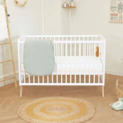 Lit Bébé En Bois Massif Blanc Avec Sommier Réglable En Hauteur 60x120 15 Lit Bébé En Bois Massif Blanc Avec Sommier Réglable En Hauteur 60x120 -Doublures De Lit Soldes 2024 lit theresa face ambiance 1 1