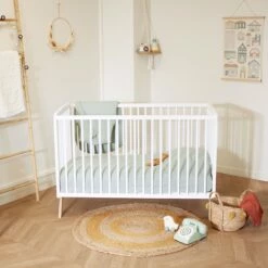 Lit Bébé En Bois Massif Blanc Avec Sommier Réglable En Hauteur 60x120 12 Lit Bébé En Bois Massif Blanc Avec Sommier Réglable En Hauteur 60x120 -Doublures De Lit Soldes 2024 lit theresa face ambiance 2 1