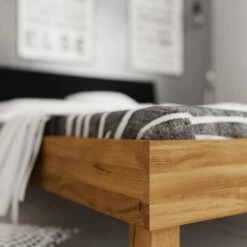 Lit Avec Pieds Carrés En Chêne Massif Clair Et Tête De Lit Noire - LT36005 9 Lit Avec Pieds Carrés En Chêne Massif Clair Et Tête De Lit Noire - LT36005 -Doublures De Lit Soldes 2024 lit vigo zoom structure ambiance 2