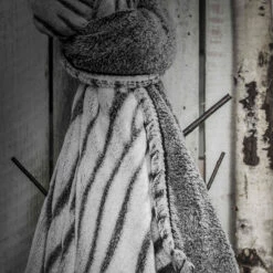 Plaid Today Chalet Écorce Gris 125x150 5 Plaid Today Chalet Écorce Gris 125x150 -Doublures De Lit Soldes 2024 plaid ecorce zoom copie