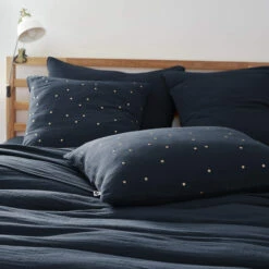 Taie D'oreiller à Pois Brodés Double Gaze De Coton Marine 8 Taie D'oreiller à Pois Brodés Double Gaze De Coton Marine -Doublures De Lit Soldes 2024 to chic marine ambiance