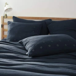 Taie D'oreiller Brodée Double Gaze De Coton Marine 8 Taie D'oreiller Brodée Double Gaze De Coton Marine -Doublures De Lit Soldes 2024 to boho marine ambiance