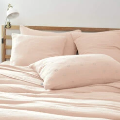 Taie D'oreiller Brodée Double Gaze De Coton Rose 8 Taie D'oreiller Brodée Double Gaze De Coton Rose -Doublures De Lit Soldes 2024 to boho rose ambiance