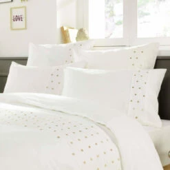 Taie D'oreiller Brodée Plis Religieuses Blanc 7 Taie D'oreiller Brodée Plis Religieuses Blanc -Doublures De Lit Soldes 2024 zoom to agathe blanc